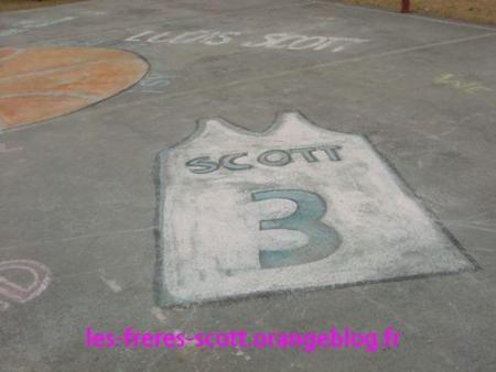 les écritures sur le terrain de basket